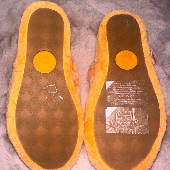 Uggs slippers - Picture 2 of 2